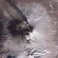 Imagen satelital de la erupción del volcán Kliuchevskoi o Klyuchevskaya Sopka, Península de Kamchatka, Rusia, 2010. Ha estado activo casi continuamente desde su primera erupción registrada en 1697. Crédito: NASA.